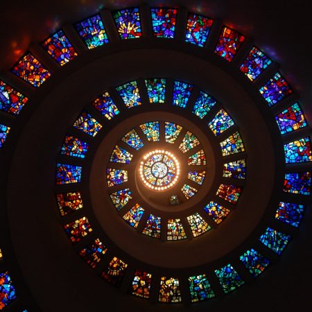 spirale de vitraux colores